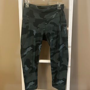 EUC Old Navy Elevate Go Dry Cropped Legging green camo